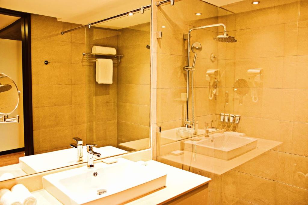 Koupelna v ubytování DoubleTree by Hilton Nairobi