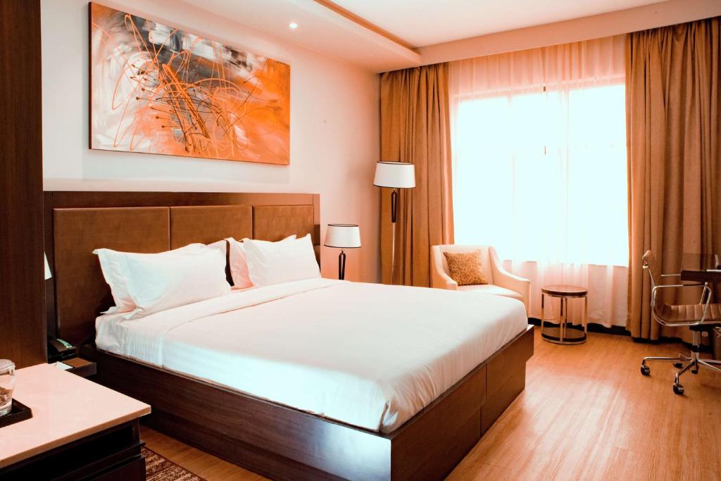 Postel nebo postele na pokoji v ubytování DoubleTree by Hilton Nairobi