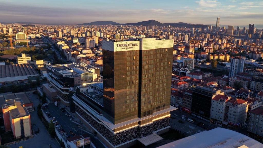 イスタンブールにあるDoubletree by Hilton Istanbul Umraniyeの都内の高層ビルの空中