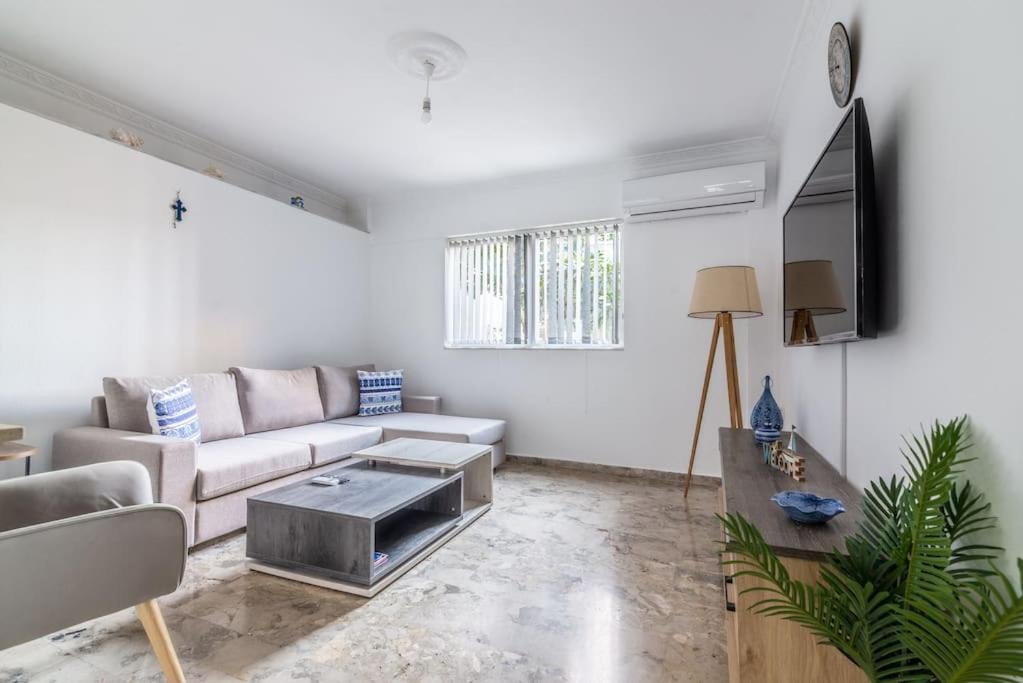 uma sala de estar com um sofá e uma televisão em The Holiday Choice 1 em Agios Nikolaos