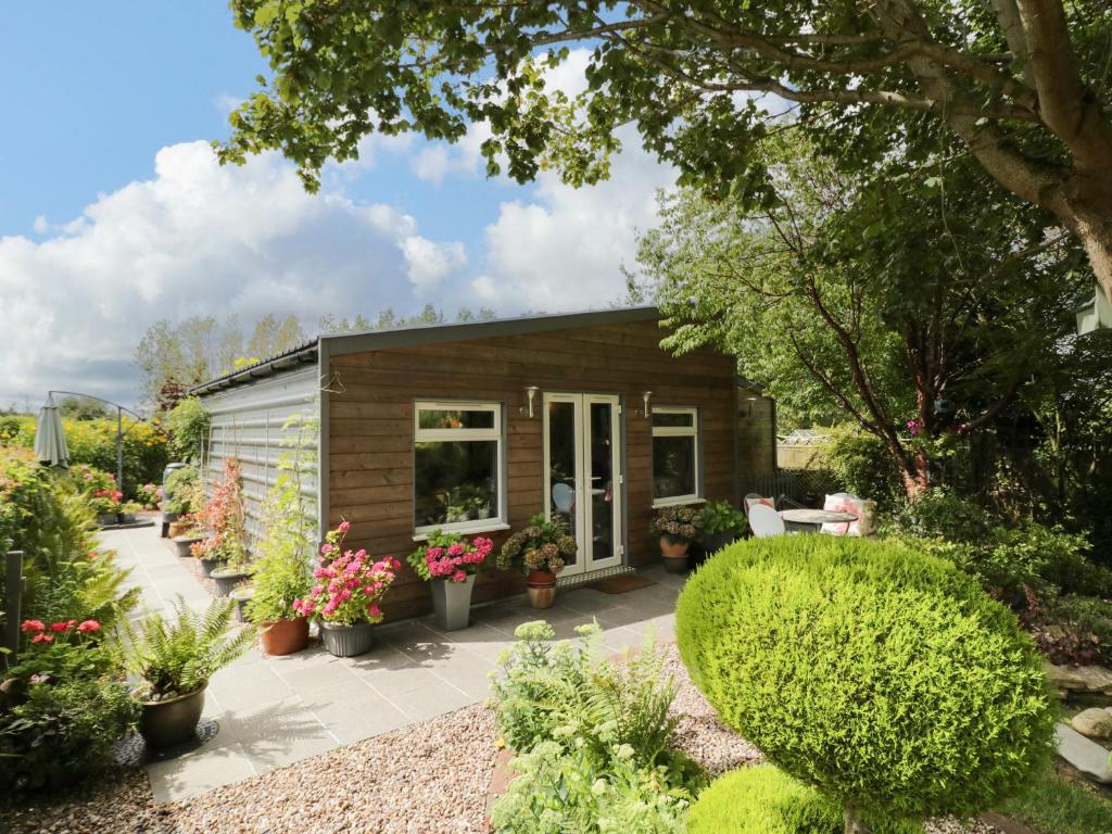a tiny house in a garden with plants at The Garden House in Stratford-upon-Avon