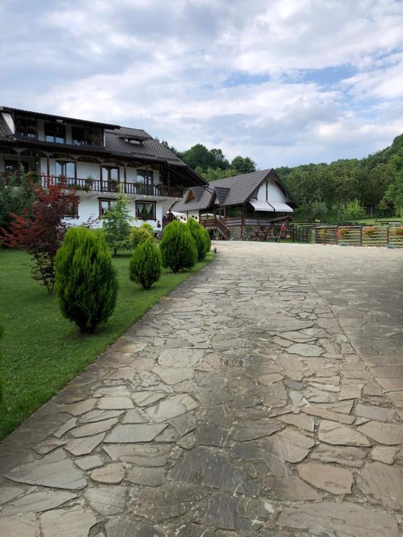 a stone driveway in front of a house at La Foisor in Vărbilău