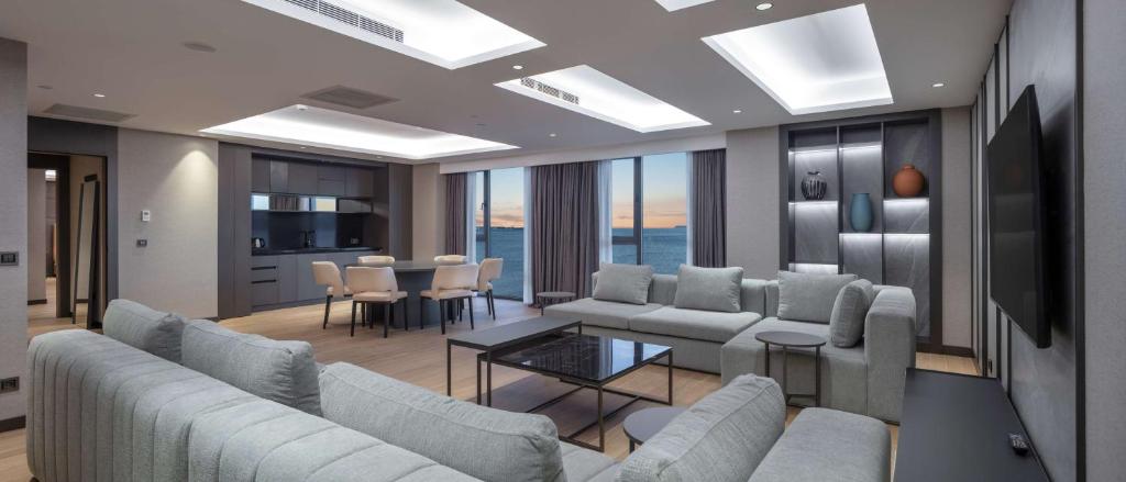 TV a/nebo společenská místnost v ubytování Doubletree By Hilton Canakkale