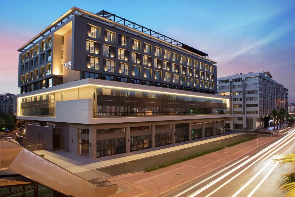 een gebouw op een straat met een weg bij Doubletree By Hilton Antalya City Centre in Antalya