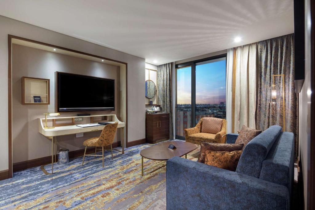 TV a/nebo společenská místnost v ubytování Doubletree By Hilton Antalya City Centre