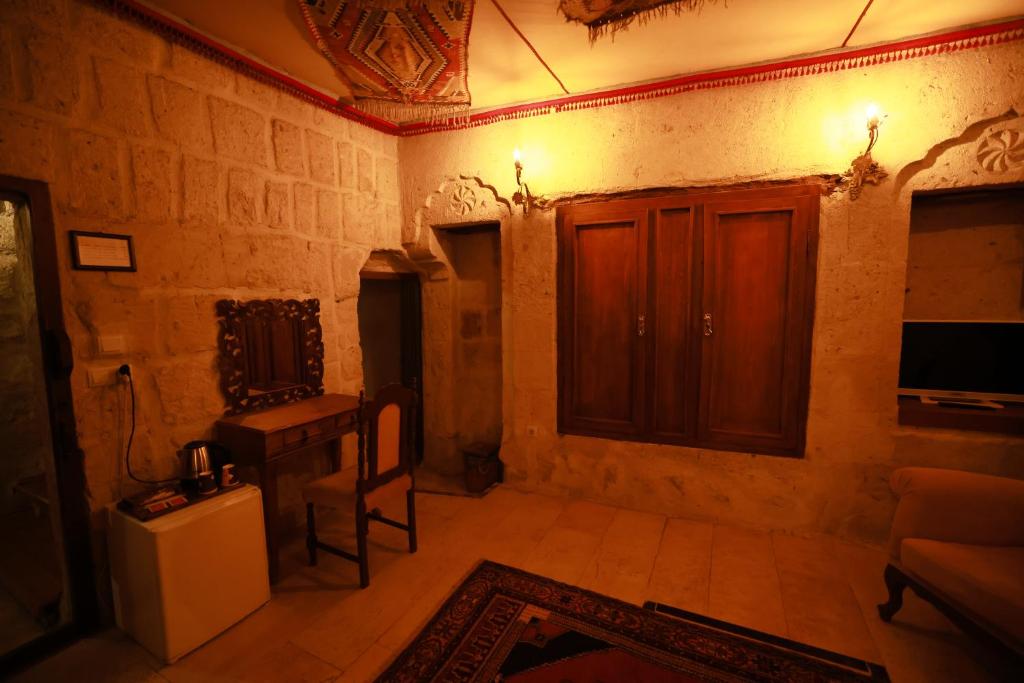 A television and/or entertainment centre at Cappadocia Nar Cave House & Swimming Pool