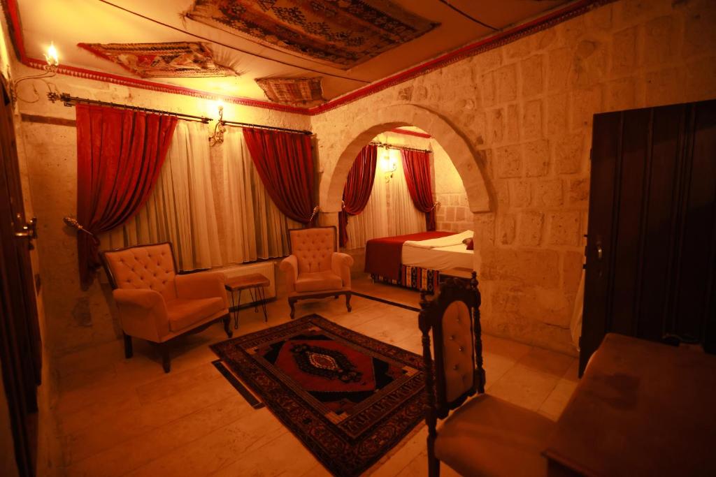 A seating area at Cappadocia Nar Cave House & Swimming Pool