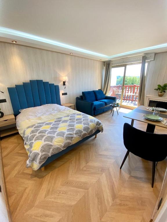 une chambre avec un lit, une table et un canapé dans l'établissement Splendide Studio avec balcon - Trouville centre, à Trouville-sur-Mer