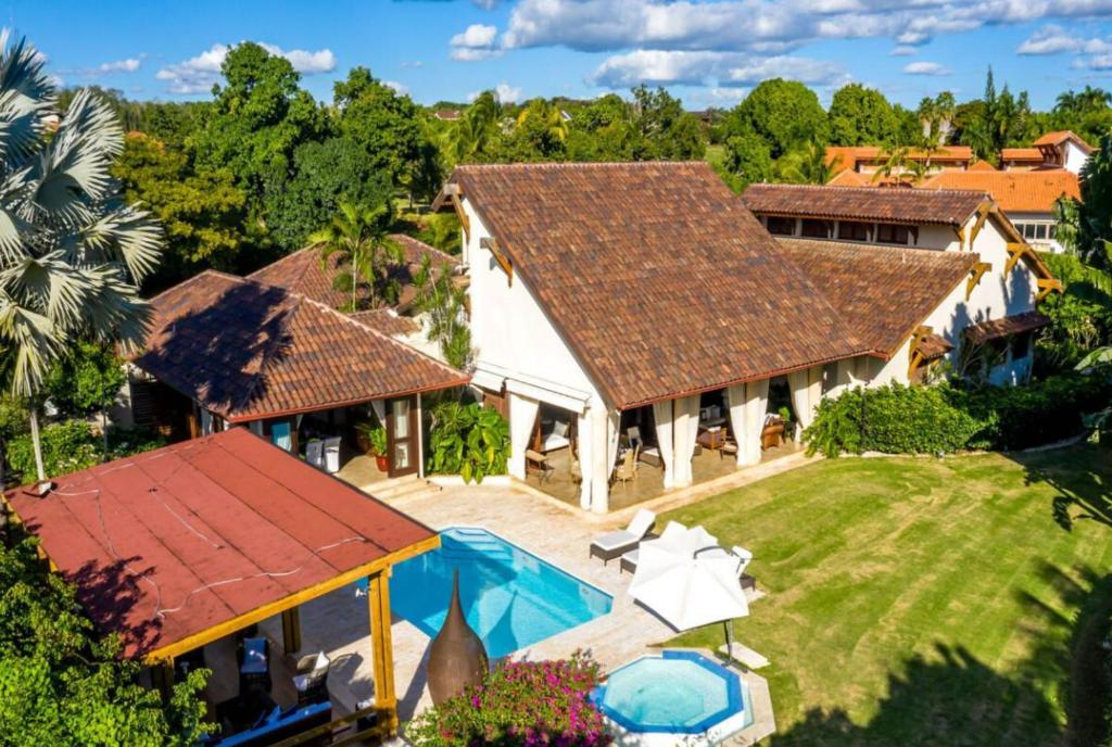 z góry widok na dom z basenem w obiekcie Sunny Vacation Villa No 68 w mieście San Rafael del Yuma