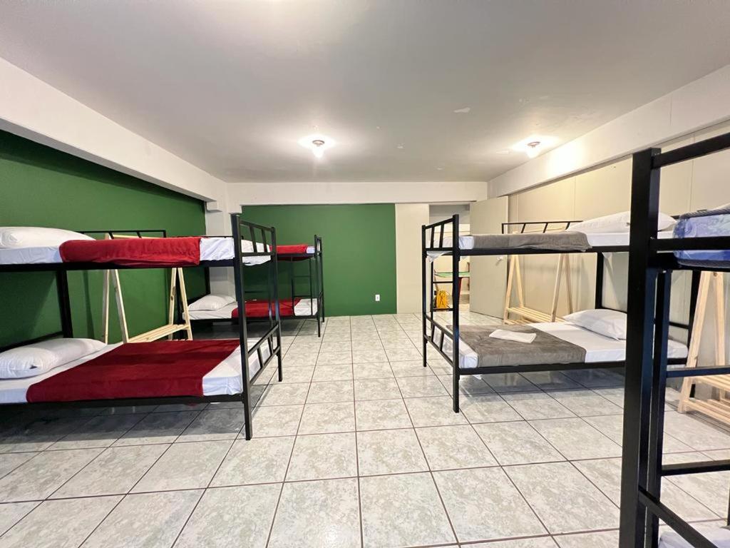 מיטה או מיטות קומותיים בחדר ב-Pousada VSC