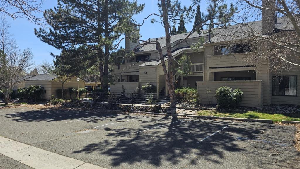 una casa con un árbol delante de ella en Club Lakeridge, en Reno