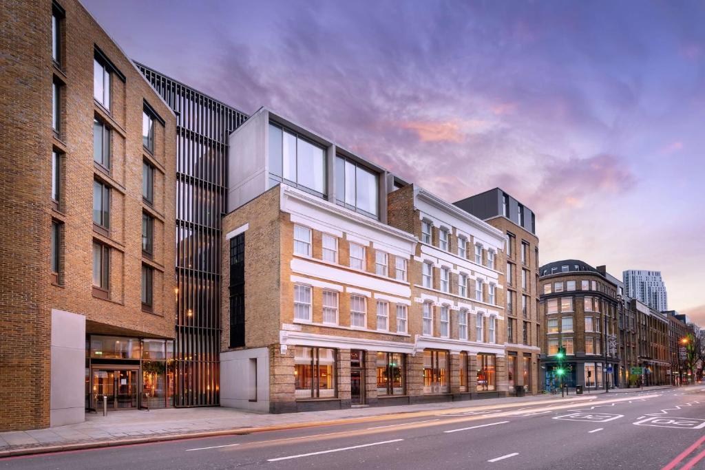 uma rua da cidade com edifícios altos e uma rua em Hart Shoreditch Hotel London, Curio Collection by Hilton em Londres