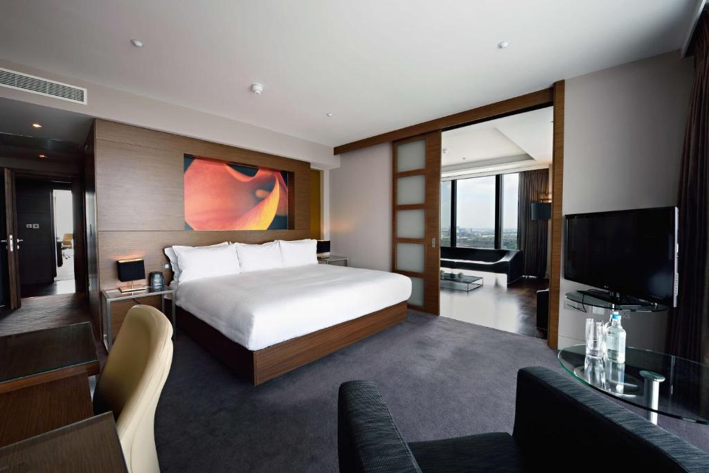 TV a/nebo společenská místnost v ubytování Hilton Manchester Deansgate