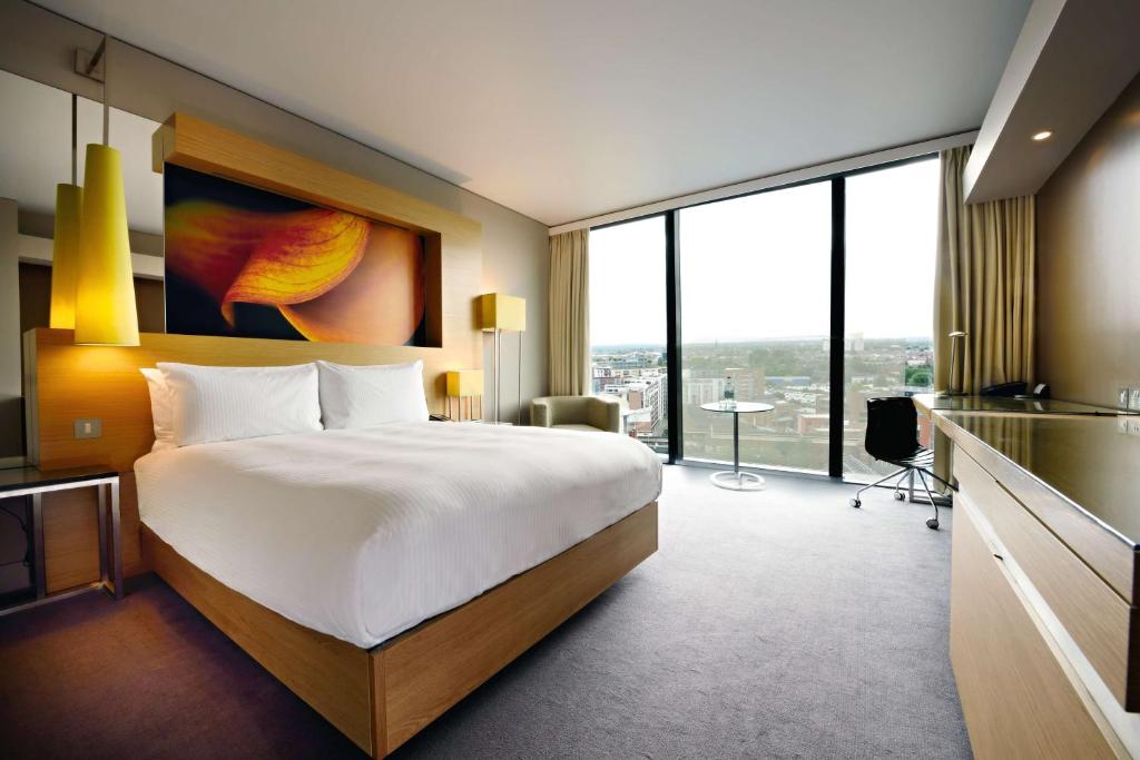 Postel nebo postele na pokoji v ubytování Hilton Manchester Deansgate