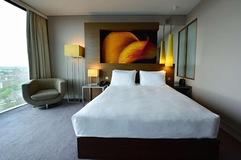 Postel nebo postele na pokoji v ubytování Hilton Manchester Deansgate