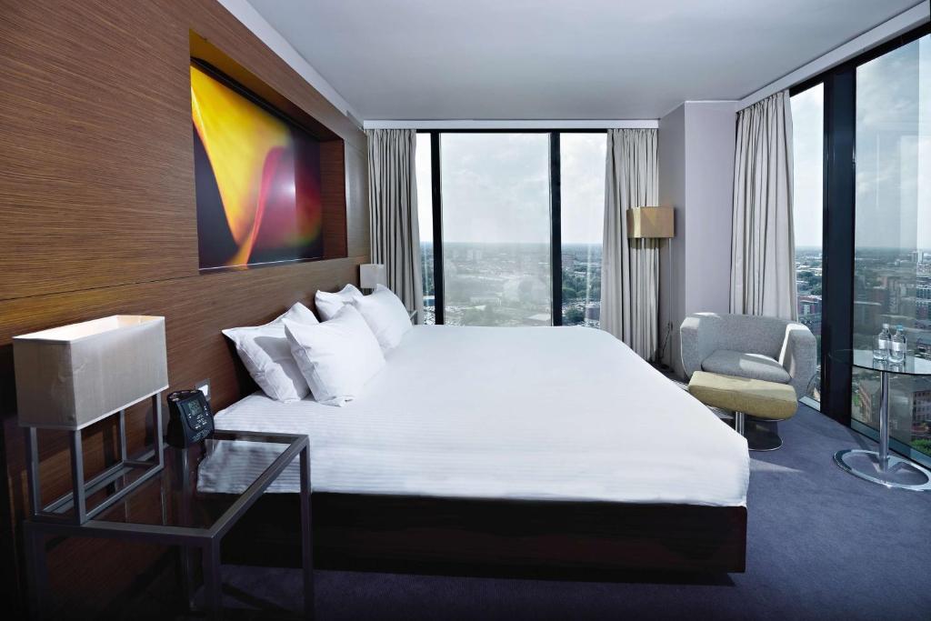 Postel nebo postele na pokoji v ubytování Hilton Manchester Deansgate