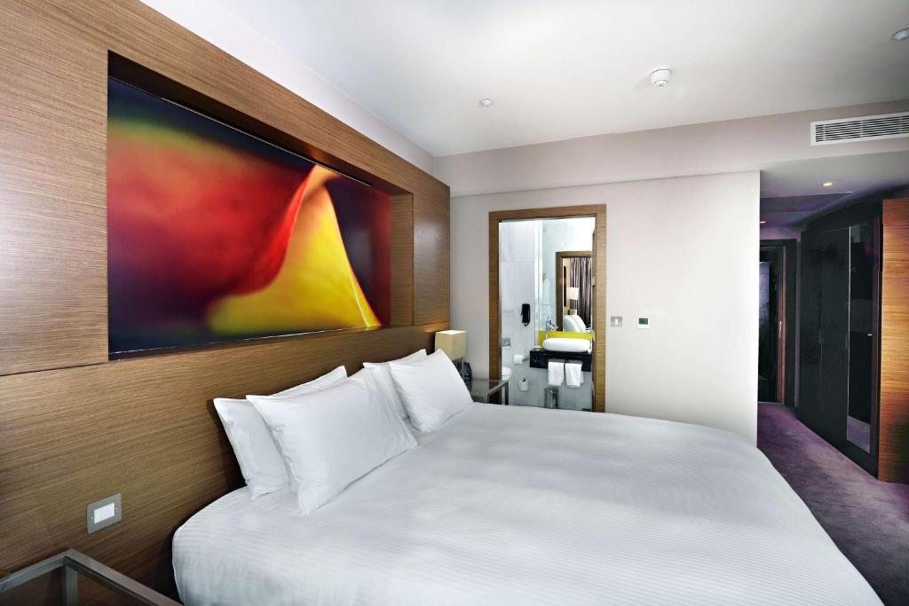 Postel nebo postele na pokoji v ubytování Hilton Manchester Deansgate