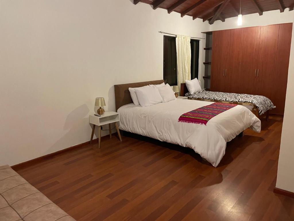 Postel nebo postele na pokoji v ubytování Quito Airport Suites Hotel