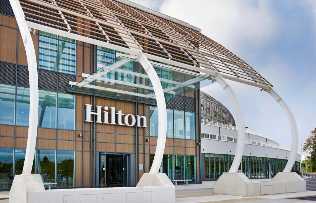 un edificio con una señal de hilton delante de él en Hilton Southampton - Utilita Bowl, en Southampton