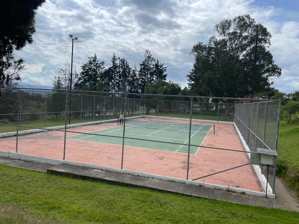 Tenis a/nebo squash v ubytování Quito Airport Suites Hotel nebo okolí