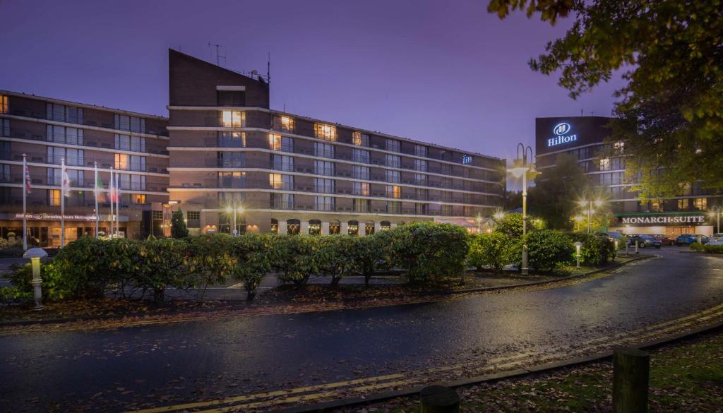 un gran edificio con una calle delante en Hilton Birmingham Metropole Hotel, en Bickenhill