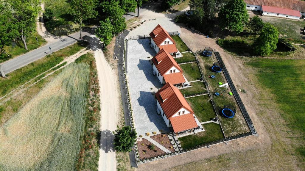 an aerial view of a house with a yard at Markowe Domki in Ryn