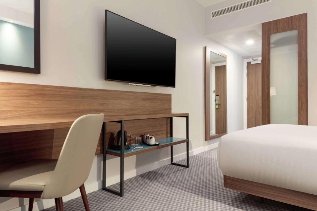 TV a/nebo společenská místnost v ubytování Hampton By Hilton Edinburgh Airport