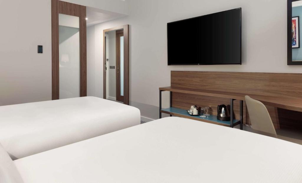 Postel nebo postele na pokoji v ubytování Hampton By Hilton Edinburgh Airport