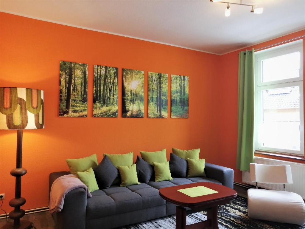 ブランケンブルクにあるHoliday Home Schloßblickのリビングルーム(オレンジ色の壁、ソファ付)