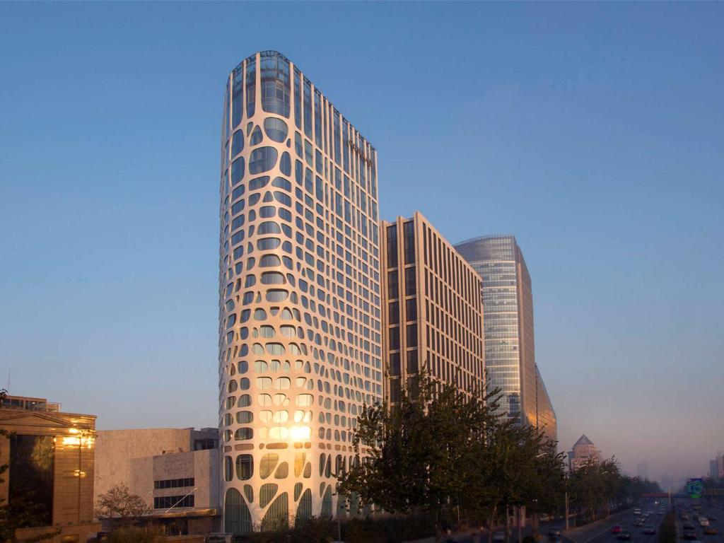 Un edificio alto con muchas ventanas. en Conrad Beijing by Hilton en Beijing