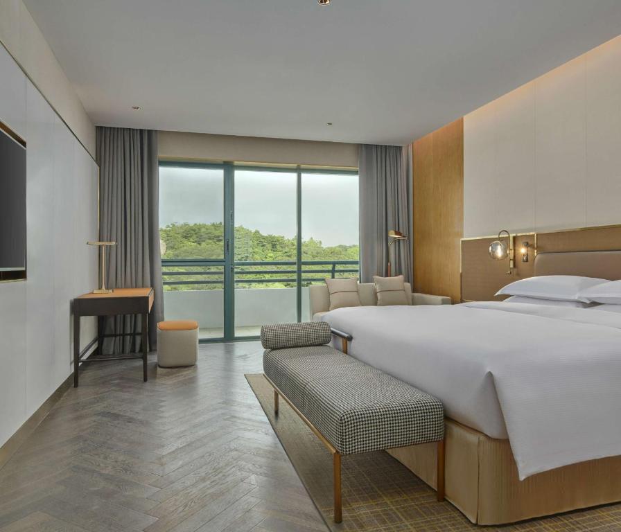 Postel nebo postele na pokoji v ubytování Hilton Guangzhou Science City, Free Shuttle Bus during Canton Fair