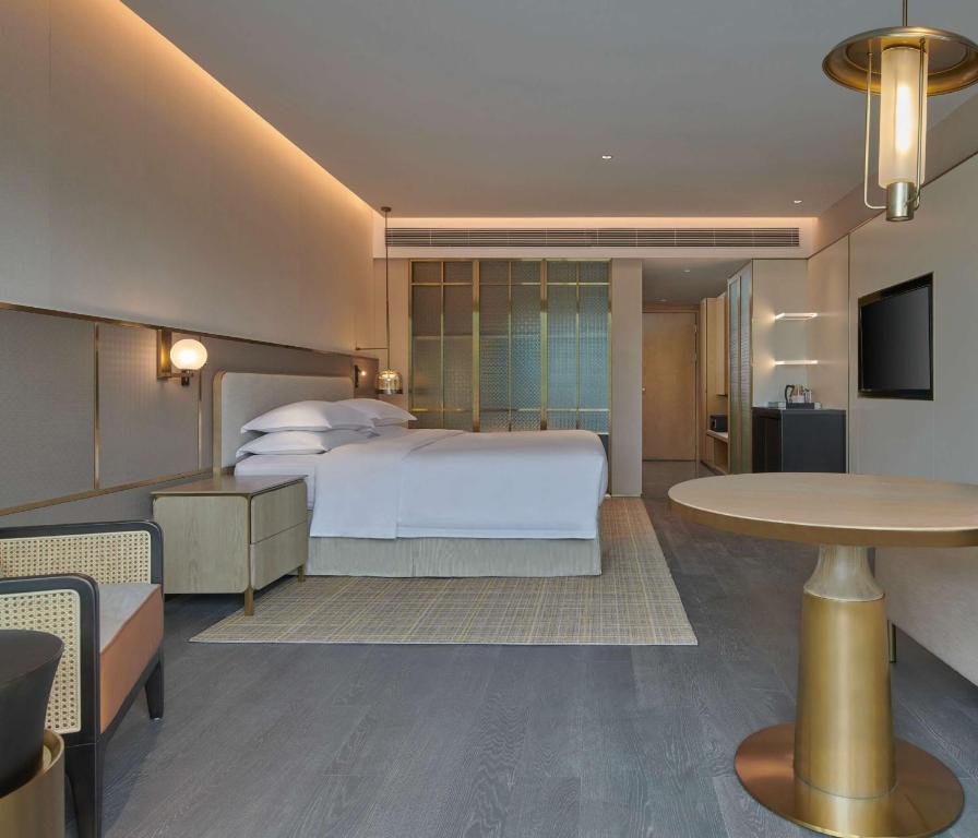 Postel nebo postele na pokoji v ubytování Hilton Guangzhou Science City, Free Shuttle Bus during Canton Fair