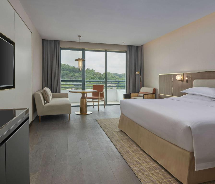 Postel nebo postele na pokoji v ubytování Hilton Guangzhou Science City, Free Shuttle Bus during Canton Fair