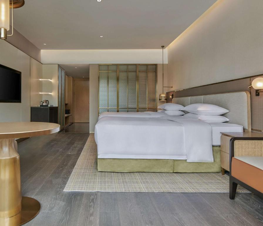 Postel nebo postele na pokoji v ubytování Hilton Guangzhou Science City, Free Shuttle Bus during Canton Fair