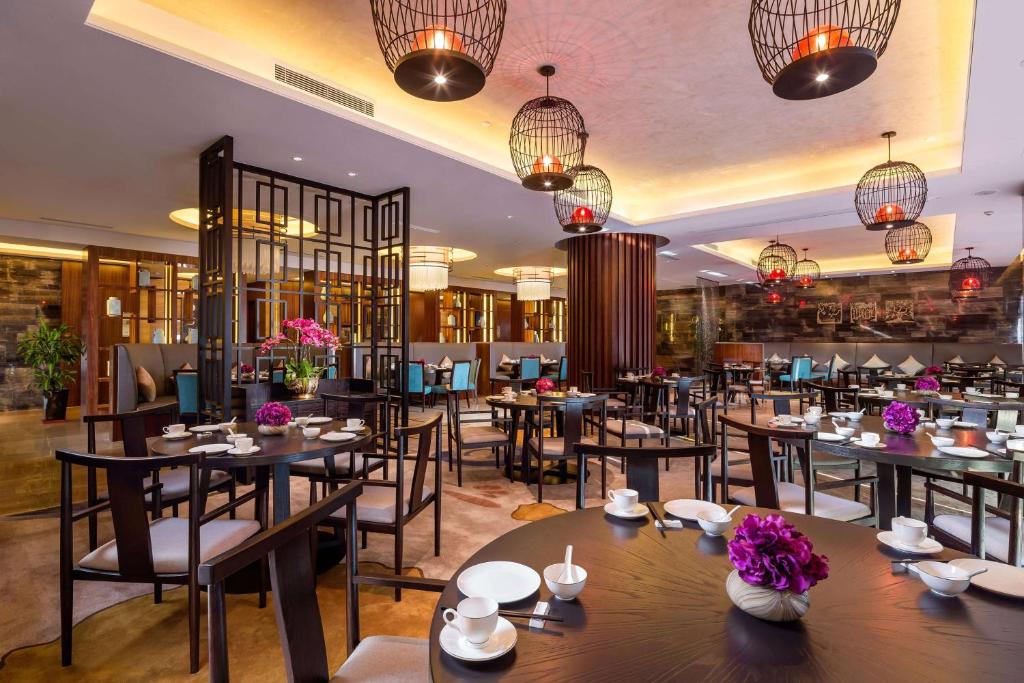 Restaurace v ubytování DoubleTree by Hilton Guangzhou Science City-Free Shuttle Bus Service During Canton Fair Period