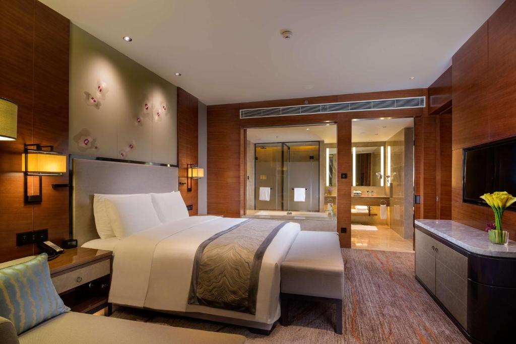 Postel nebo postele na pokoji v ubytování DoubleTree by Hilton Guangzhou Science City-Free Shuttle Bus Service During Canton Fair Period