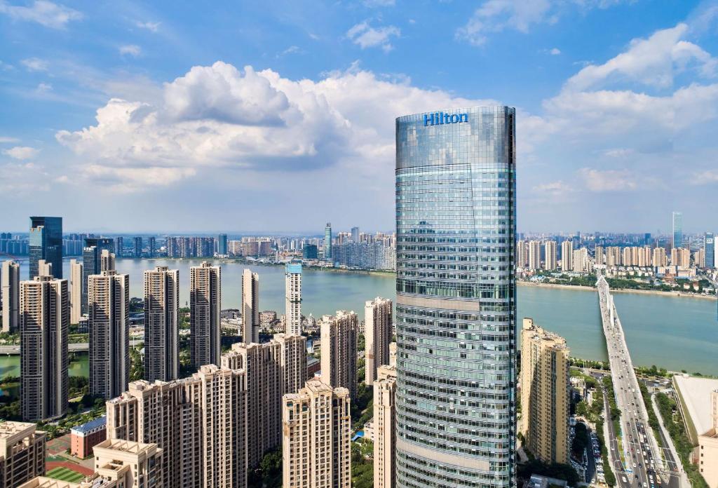 vista su una città con un edificio alto di Hilton Changsha Riverside a Changsha