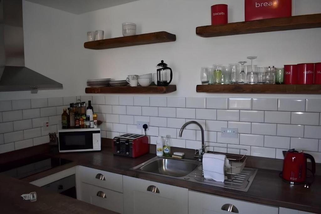 una cucina con lavandino e forno a microonde di Edina place -Lovely central one bedroom apartment a Edimburgo
