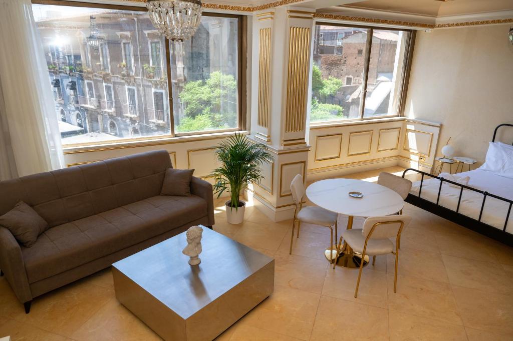 un soggiorno con divano, letto e tavolo di Home Sicilia24 a Catania