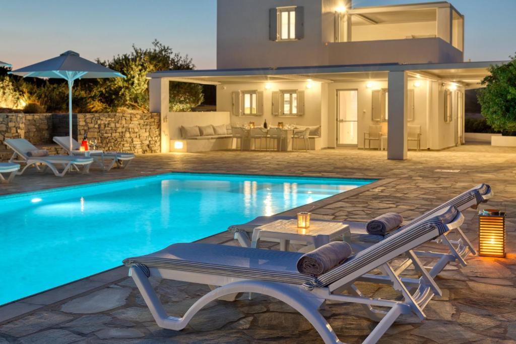 una villa con piscina y una casa en Villa Dioni, en Santa Maria