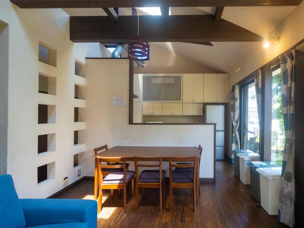 una cucina e una sala da pranzo con tavolo e sedie di At the foot of Nasu, an old private house remodele - Vacation STAY 15220 a Nasushiobara