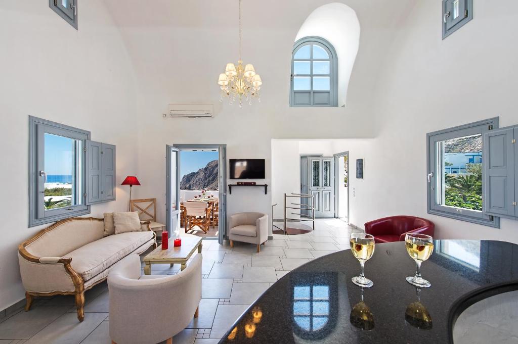 TV a/nebo společenská místnost v ubytování Felicity Luxury Villas