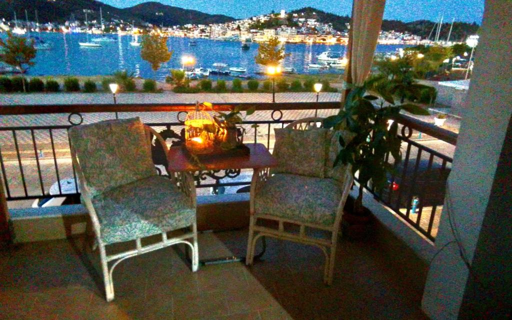 d'un balcon avec une table et des chaises et une vue sur l'eau. dans l'établissement Liberty porosview apartement, à Galatas