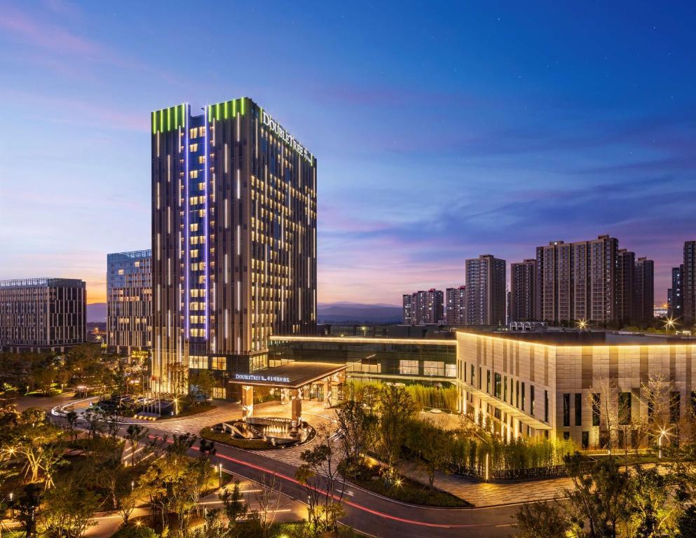 un montage d'un grand bâtiment dans une ville dans l'établissement Doubletree By Hilton Kunming Airport, à Kunming