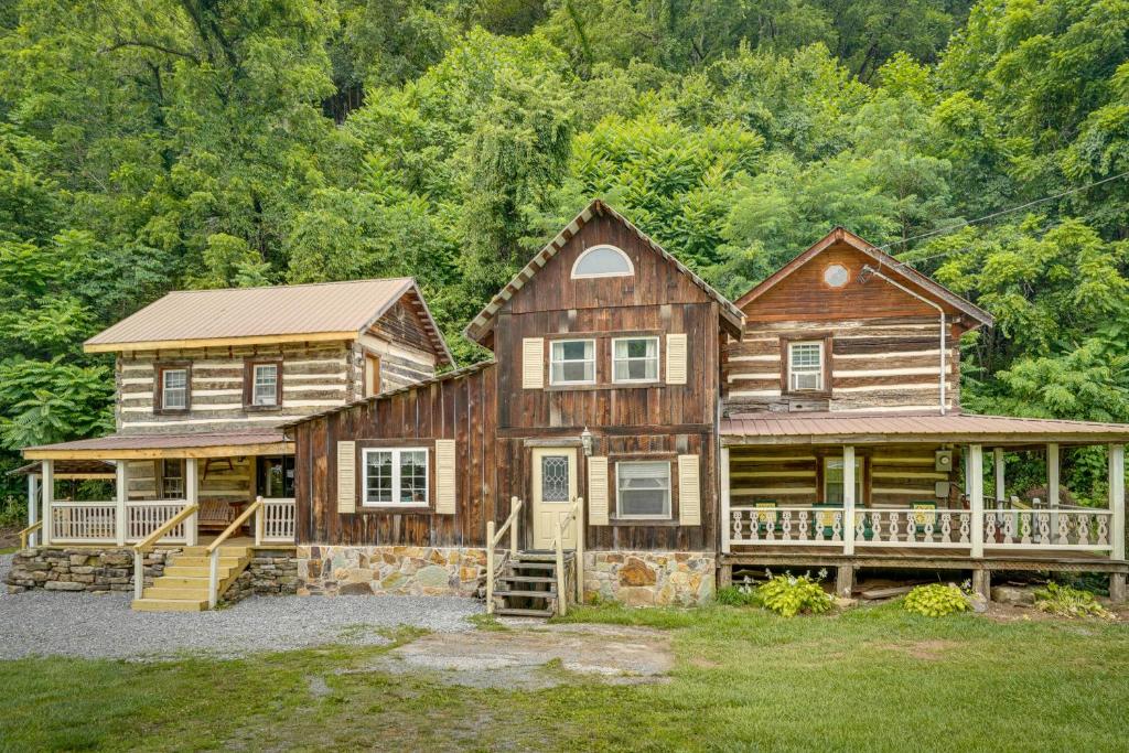 Photo de la galerie de l'établissement Historic Cabin Retreat about 2 Mi to Seneca Rocks!, à Seneca Rocks