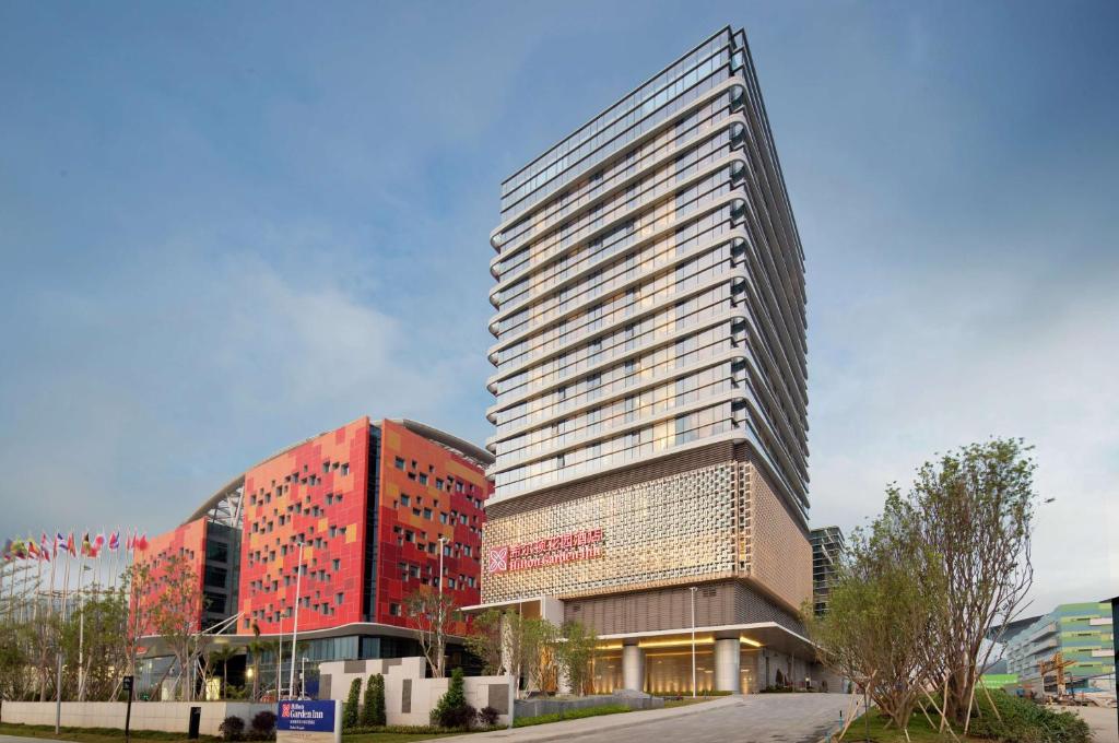 un montage d'un grand bâtiment dans une ville dans l'établissement Hilton Garden Inn Zhuhai Hengqin, à Zhuhai