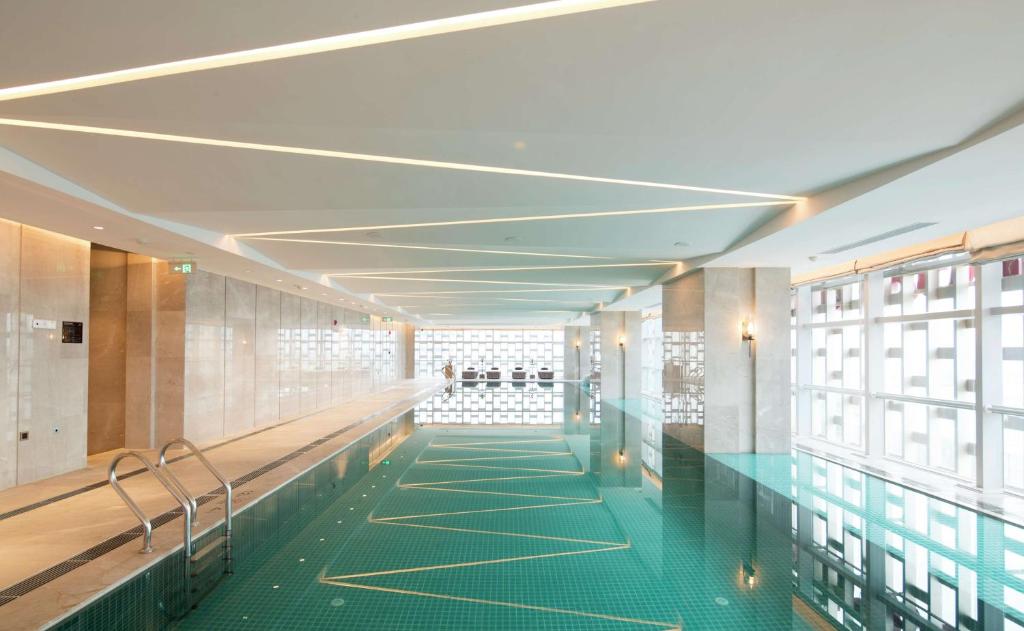 Bazén v ubytování Hilton Garden Inn Zhuhai Hengqin nebo v jeho okolí
