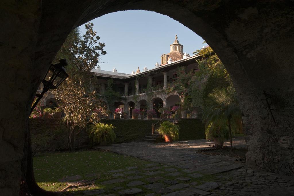 a view of a building through an archway at Hacienda Acamilpa in Acamilpa