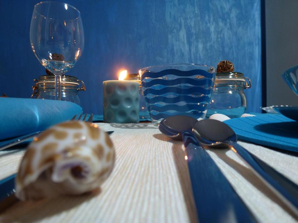 ターラントにあるSuite Blue Marineのドーナツとグラスとキャンドルのテーブル