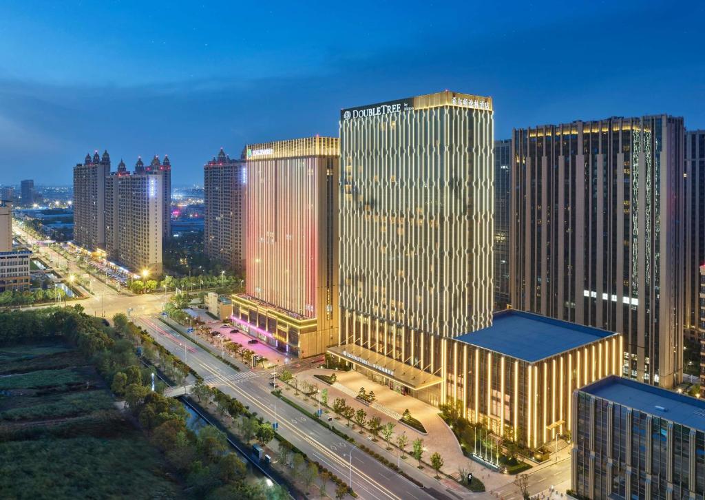 eine Luftansicht einer Stadt mit hohen Gebäuden in der Unterkunft DoubleTree by Hilton Qidong in Qidong